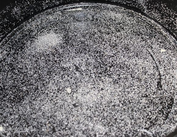 Форму с разъемными бортиками (d 26 см.) смазать сливочным маслом и присыпать немного манкой