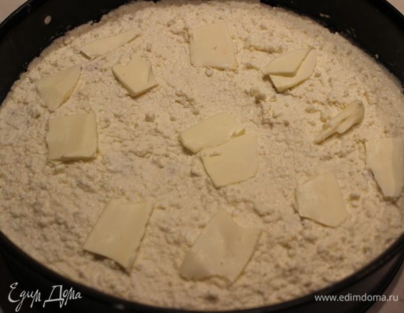 Поверх фруктов аккуратно распределить оставшуюся творожную массу и вторую часть масла