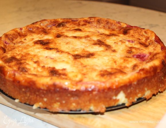 Поставить форму в разогретый до 200 градусов духовой шкаф примерно минут на 30. Запеканка хорошо подрумянится, но будет оставаться очень нежной и сочной. Когда она немного остынет, снять бортики и выложить запеканку на блюдо. Позднее она немного застынет и тогда ее можно будет разрезать ножом