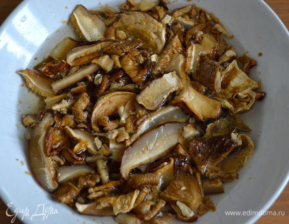 Грибы замочить в теплой воде на 15-20 минут. После чего, слить воду, осушить грибы бумажным полотенцем и перемолоть в миксере.  