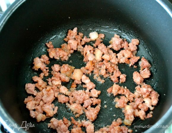 Перемолоть в миксере также 50 г копченой грудинки. И обжарить на сухой сковороде (будет достаточно того жира, что выделиться от самого бекона...) Обжаренный бекон переложить на тарелку и отставить. 