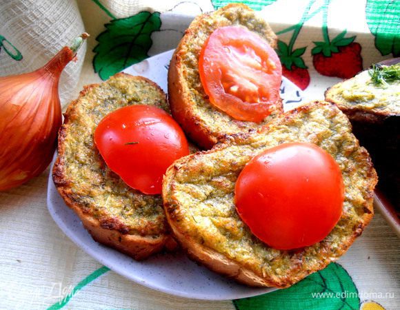 Гренки украшаем дольками помидора... Очень сытный и пикантный перекус!