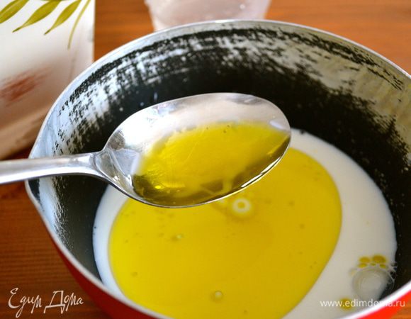 В небольшом ковшике нагреть молоко и добавить к нему воду и оливковое масло. 