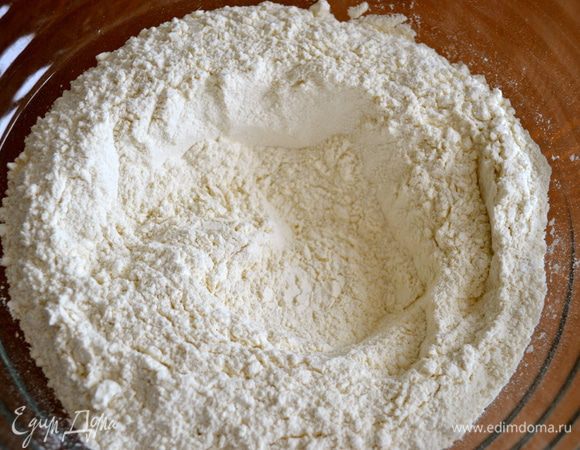 В большой миске смешать просеянные муку, дрожжи, сахар и соль. 