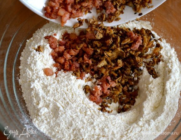 Сделать углубление и добавить в сухую мучную смесь сначала грибы с грудинкой...  