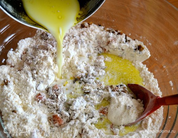 ...затем влить молочную смесь.