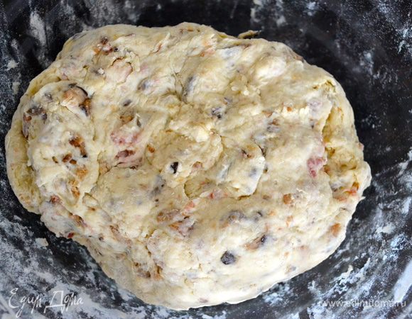 Как следует перемешать и замесить тесто. (мне потребовалось добавить еще 2 ст.л. воды..., уж очень жарко было сегодня))) 