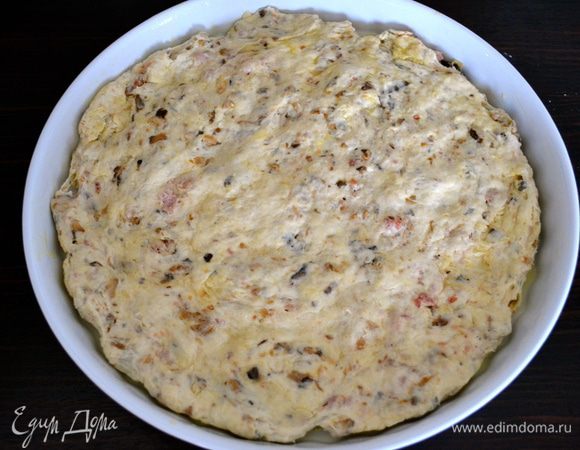 Кончиками пальцев придавить поверхность фокаччи. Смазать ее оливковым маслом и присыпать крупной солью. Выпекать в разогретой до 220 С духовке 15-18 минут.     