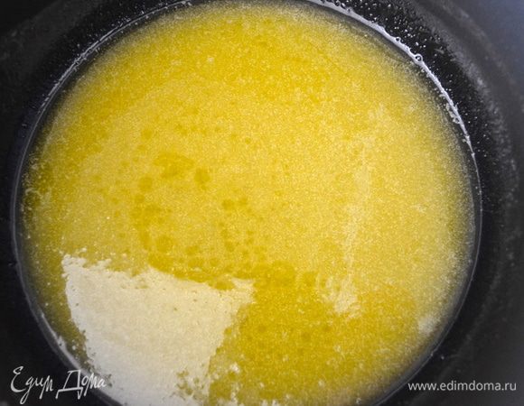 Масло растопить в небольшой кастрюльке с 50 г сахара и медом. 