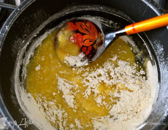 Снять кастрюльку с огня и добавить просеянную муку. Перемешать. Поставить остужаться. Я переложила в небольшую мисочку и убрала в холодильник на время, пока готовился клубничный соус и разогревалась духовка... 