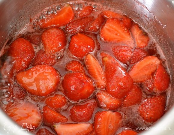 Для клубничного соуса половину от указанного количества клубники поставить вариться с оставшимся сахаром 10 минут. 