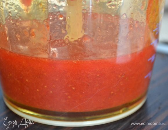 Взбить соус погруженным блендером или в миксере. Отставить остывать. 