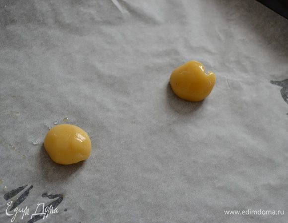 Духовку включить на 180 С. Противень застелить пекарской бумагой. Достать остывшее "тесто". Застывшую массу из теста очень удобно было брать железной большой ложкой. Сформировать 2 шарика (величиной с небольшую сливу) и выложить их на противень. Поставить выпекаться в горячую духовку на 7-8 минут. Следить по своей духовке... 