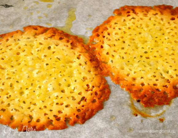 Шарики в духовке расплывутся и превратятся в "лепешки" в дырочку... Как только края лепешек приобретут золотистый оттенок, достать из духовки и дать предварительно немного остыть, иначе у Вас не получится аккуратно их снять с противня, они будут слишком мягкими.    