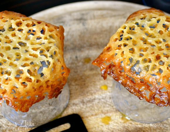 Немного остывшие лепешки снять с бумаги и сразу выложить на перевернутые дном вверх стаканы, для придания соответствующей формы...  (дно стакана ничем смазывать не нужно, будет достаточно уже того жира, что есть в самом тесте за счет содержания в нем масла...) Дать окончательно остыть и осторожно снять корзинки со стаканов. Повторить то же самое с оставшимся тестом.     