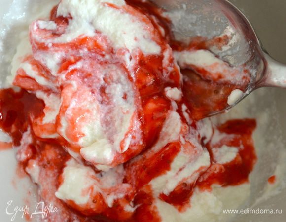 Рикотту (или творог) смешать с сахарной пудрой. Добавить клубничный соус и немного размешать, не превращая крем в однородную массу, а лишь чтобы клубничная масса легла цветовыми разводами на творожную массу... )))   
