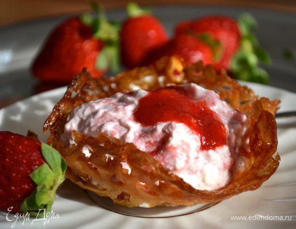 Заполнить корзинки полученным кремом уже перед самой подачей десерта. Украсить оставшимися ягодами... И наслаждаться свежим ягодно-творожным вкусом!  