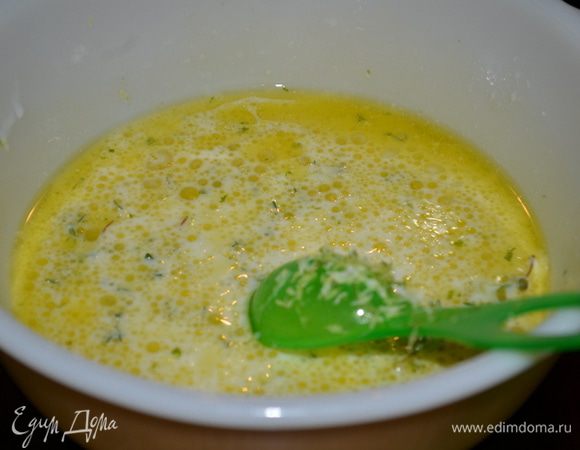 В небольшой емкости смешать кефир, оливковое масло,свежий тимьян, лимонная  цедра 1 лимона и сок, соль и перец по вкусу. Отложить половину в сторону, будем использовать как заправку для салата.
