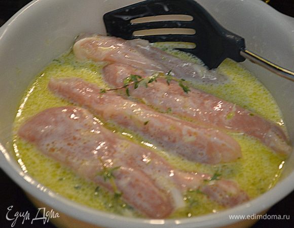 Добавить куриные части. Перемешать с оставшимся маринадом.