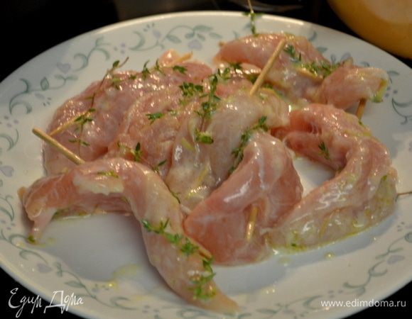 Насадить на деревянные палочки или небольшие шампура. Гриль разогреть. И выложить кусочки курицы на гриль на 15 мин. Часто переворачиваем.
снять с огня.