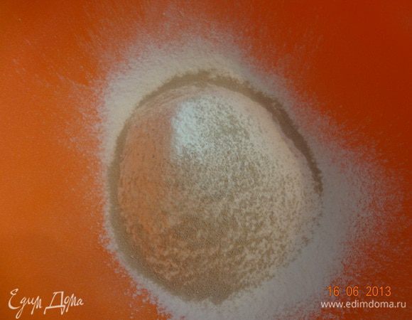 В глубокую миску просеять муку, манку, всыпать дрожжи все хорошо смешать.