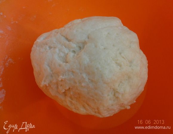 В теплой воде растворить мед, соль и влить к мучной смеси. Все хорошо смешать, добавить оливковое масло и замесить мягкое, эластичное тесто. Накрыть чистым полотенцем и поставить в теплое место на 1 час.