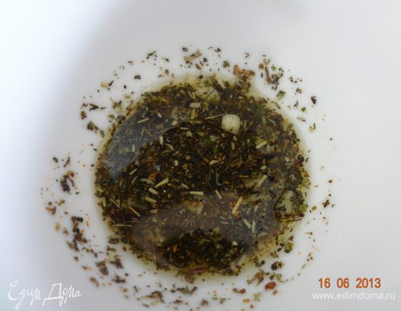 В отдельной мисочке смешать оливковое масло, сухие травы, чеснок и листочки базилика мелко порезанные, оставить в сторону настаиваться, пока подходит тесто.