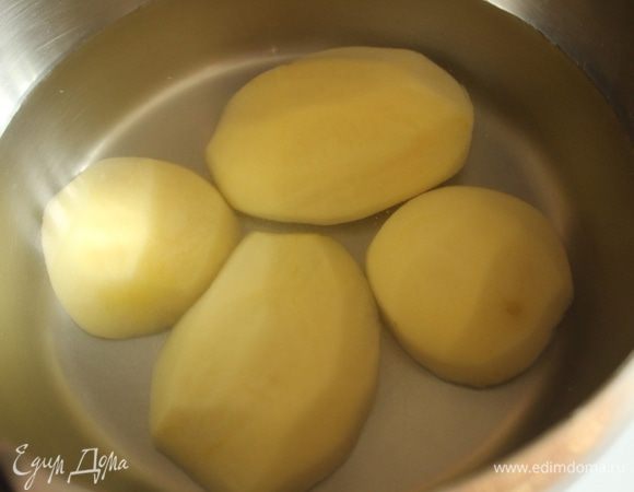 Картофель отварить в подсоленной воде. Отвар не выливать, он является основой для теста.