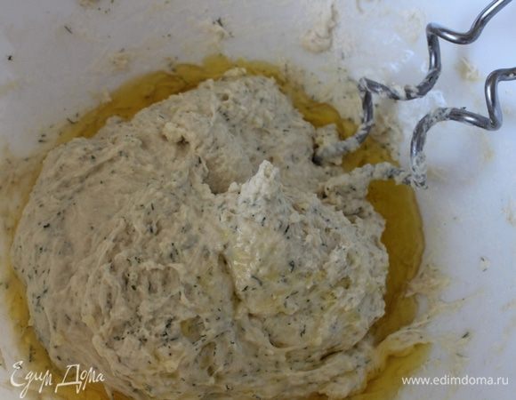 Соединить все ингредиенты и замесить тесто. В последнюю очередь добавить оливковое масло и сухой укроп.