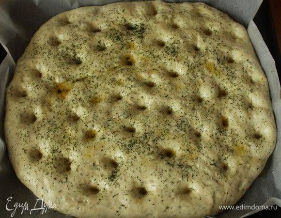 Подошедшее тесто примять и полить оливковым маслом.