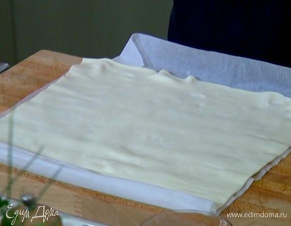 Тесто разрезать на 4 квадрата.