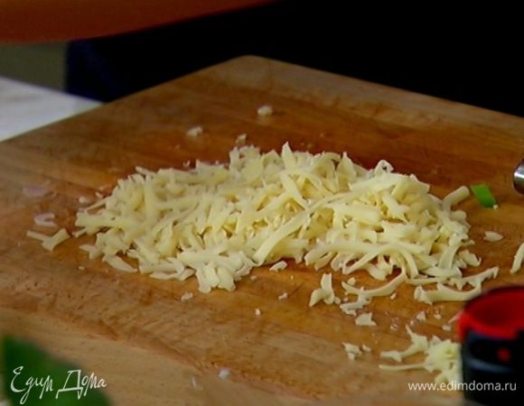 Сыр натереть на крупной терке.