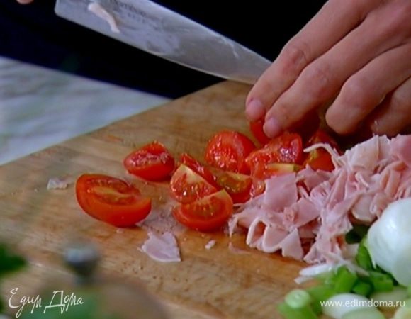 Помидоры черри разрезать на 4 части.