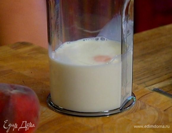 Яйца с молоком взбить миксером в однородную массу.