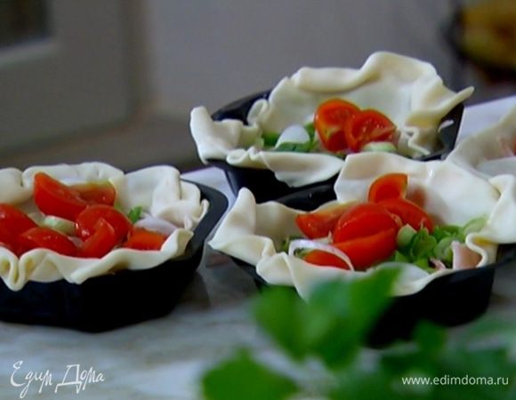 В формы разложить ветчину, зеленый лук и помидоры, посолить и поперчить, посыпать сыром (немного сыра оставить) и залить взбитыми яйцами с молоком.