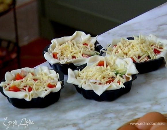 Посыпать сверху оставшимся сыром.