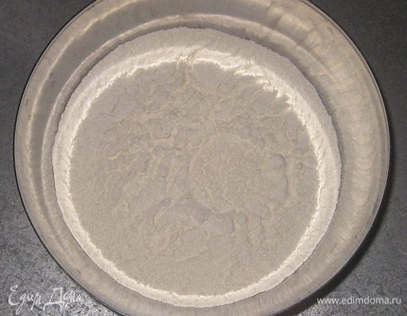 В просеянную муку добавить дрожжи, перемешать. 