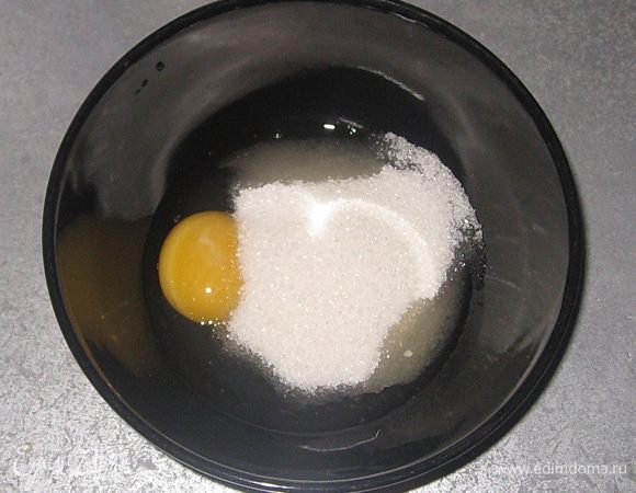 Яйца взбить с сахаром. 