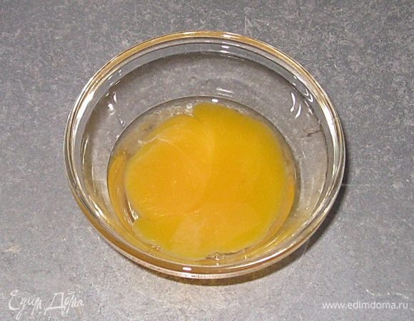 Один желток оставить для смазки. 