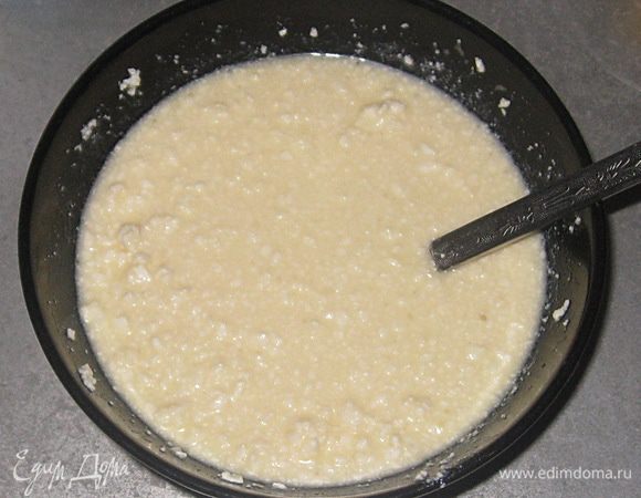 Добавить творог и сливочное масло, перемешать. 