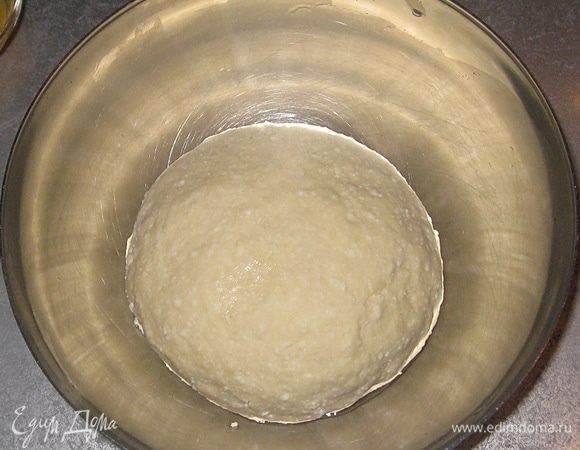 Глубокую тарелку смазать маслом и положить тесто. Накрыть полотенцем и поставить в теплое место на 1 ч. Через 30 минут обмять еще раз.