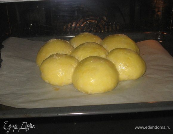 Духовку разогреть до 200 с . Выпекать ромашку 30-40 минут до коричневого цвета. 