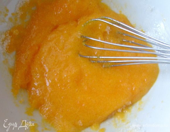 Сахар растереть с желтками,...