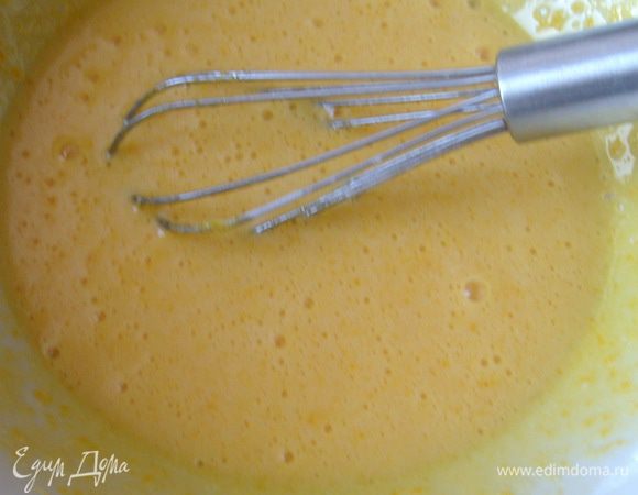 ...добавить крахмал и 50 мл молока. Размешать венчиком, чтобы не было комков.