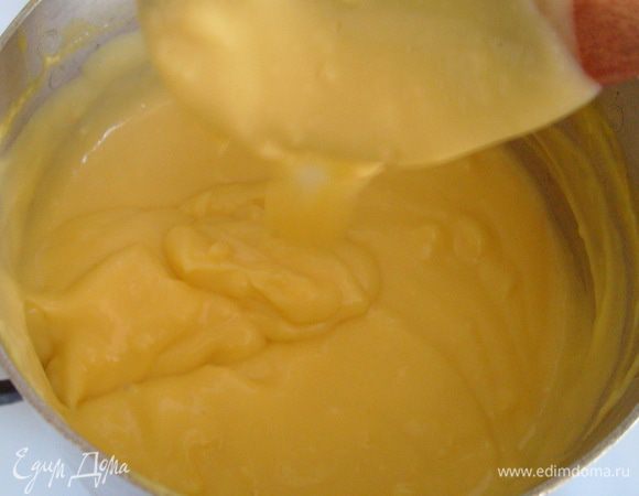 В теплое молоко тонкой струйкой ввести желтковую массу. При постоянном помешивании довести крем до загустения, охладить. (У меня крем получился желтеньким, т.к. использовала домашние яйца).