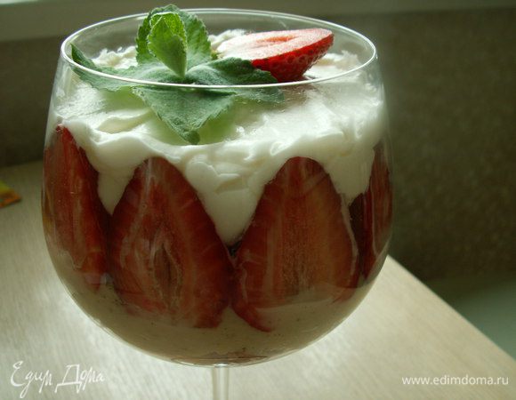 Сливки взбиваем с оставшимся сахаром и выкладываем на клубнику. Ставим трайфл в холодильник часа на 2. Я не удержалась и сразу половину бокала съела, и так было очень вкусно))). BON APPETIT! 