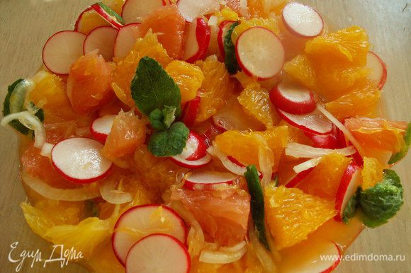 Уже не в первый раз делала салат "Марокканский" от Елены (Elenissima ). Сочетание мяты и апельсинов меня покорило.