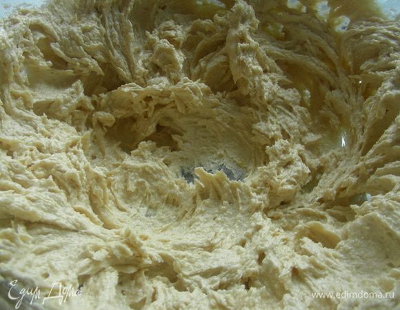 Взбиваем как следует (минут 5) сливочное масло с сахаром, ванильным сахаром и солью.
