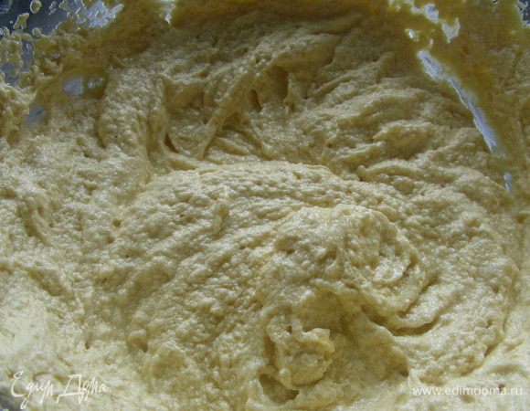 По одному добавляем яйца, взбивая после каждого, цедру лимона и 1 ст.л. крахмала.