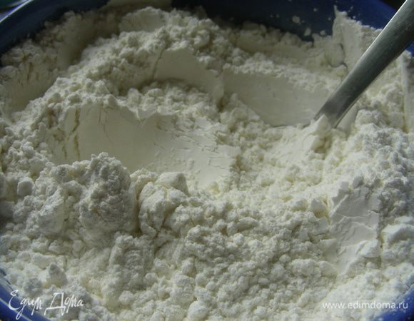 Муку смешиваем с разрыхлителем и остальным крахмалом. 